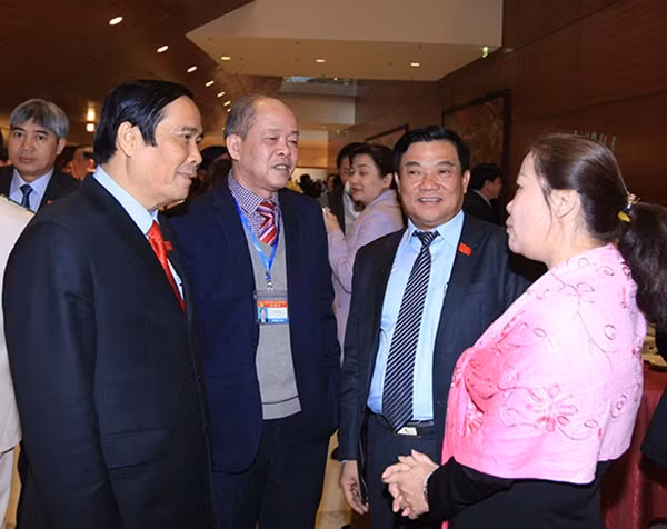 Các đại biểu trao đổi trong giờ giải lao.