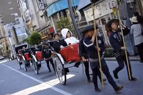 Một đám cưới “2 vợ chồng cùng họ” theo nghi thức truyền thống trên đường phố Tokyo.