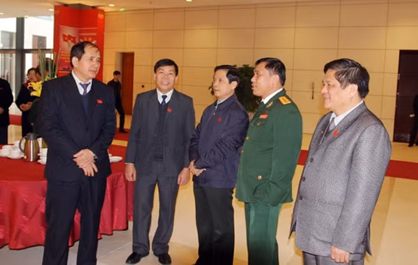 Các đại biểu thảo luận trao đổi ngoài Hội trường.
