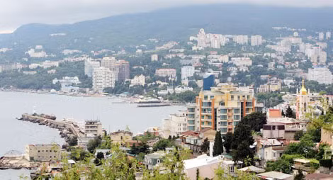 Thành phố xinh đẹp Yalta nằm ở phía bắc bờ Biển Đen, thuộc bán đảo Crimea. (Ảnh: Sputnik).
