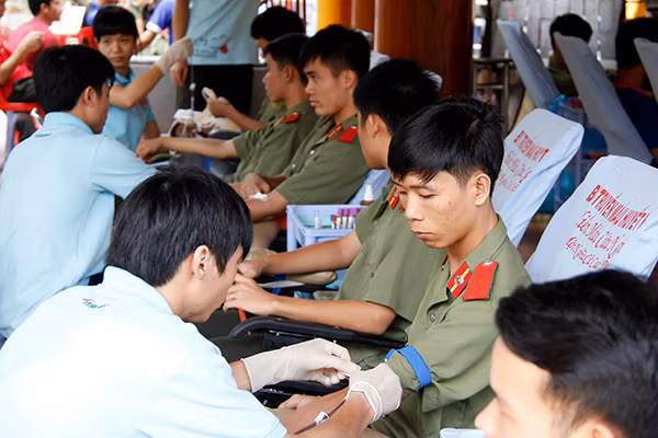 Cán bộ, giáo viên và sinh viên tham gia hiến máu.