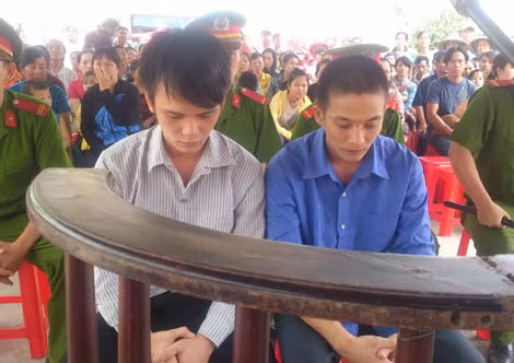 Bị cáo Tài (bìa trái) cùng Đáp tại tòa.