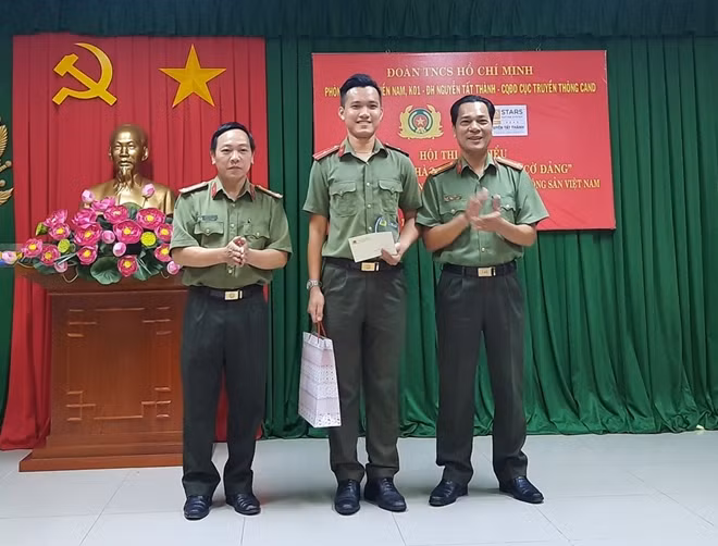 Thiếu úy Ngô Trung Nguyên, Phòng Cảnh vệ miền Nam nhận giải thưởng tại hội thi.