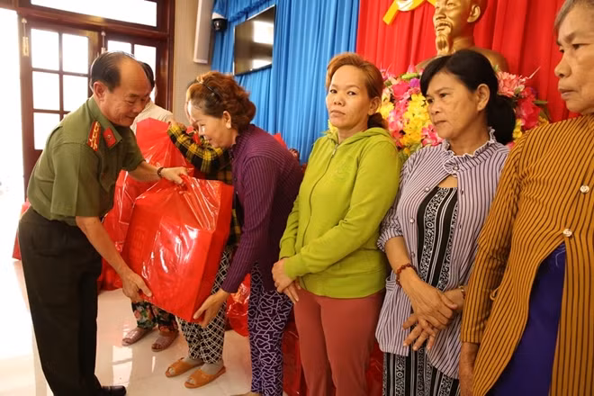 Đại tá Trần Kim Thẩm, Phó Tổng biên tập Báo CAND trao quà Tết cho bà con xã Phú Nhuận và Phú An, huyện Cai Lậy.