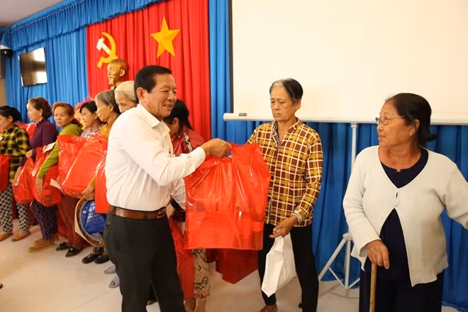 Ông Võ Văn Nhanh, Phó Chủ tịch UBND huyện Cai Lậy trao quà cho bà con.