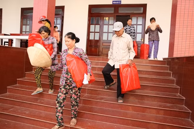 Người dân Tiền Giang vui mừng đón quà Tết.