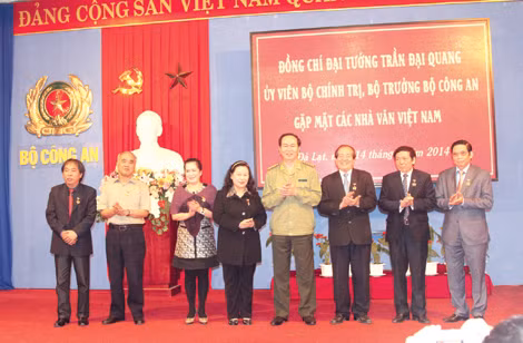 Đại tướng Trần Đại Quang, Ủy viên Bộ Chính trị, Bộ trưởng Bộ Công an trao kỷ niệm chương cho các nhà văn có nhiều đóng góp với lực lượng CAND. Ảnh: Trần Đại Chung.