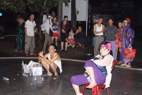 Các tiểu thương bàng hoàng trắng tay sau vụ hỏa hoạn.