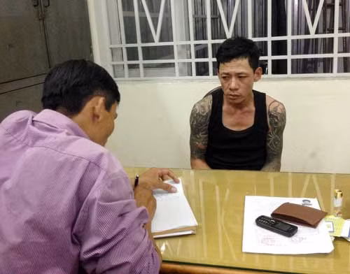 Cán bộ điều tra lấy lời khai của Duy.