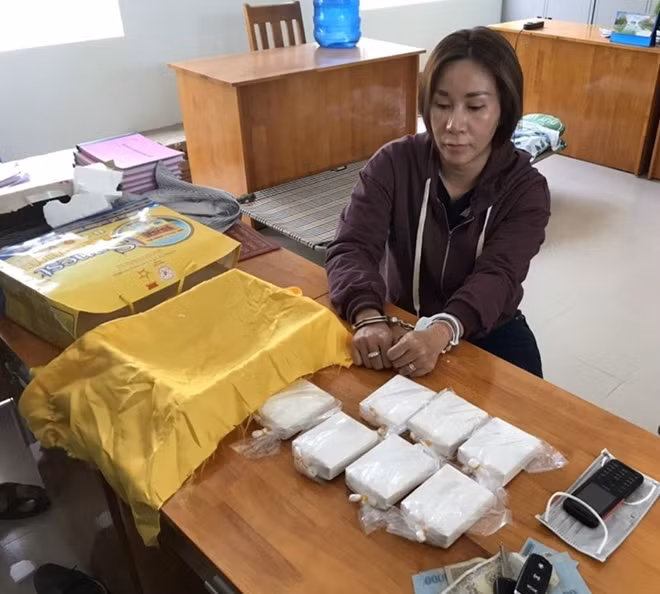 Đối tượng Hằng cùng tang vật.