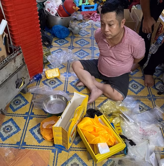 Đối tượng Tuấn Nhóc cùng tang vật được giấu trong bao bì nước yến.
