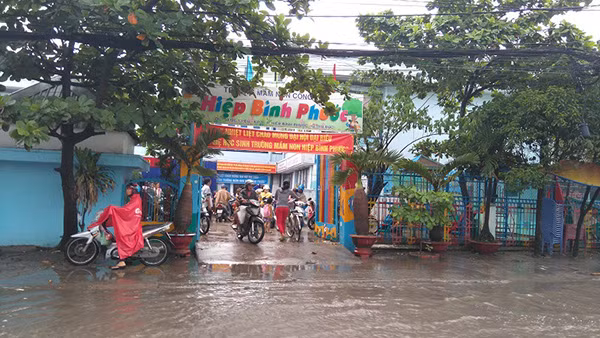 Trường mầm non công lập nhận giữ trẻ 6 tháng còn quá ít so với nhu cầu thực tế.