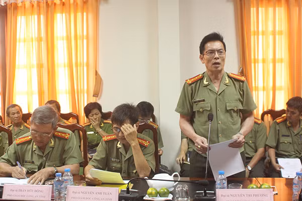 Đại tá Nguyễn Tri Phương, Giám đốc Công an tỉnh Tây Ninh báo cáo với đoàn công tác.