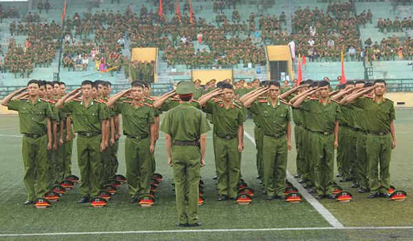 Lực lượng chữa cháy thi điều lệnh đội ngũ.