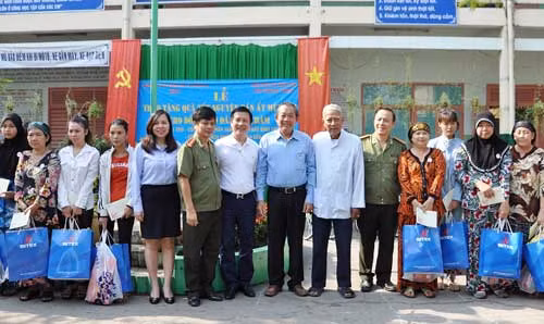 Đoàn công tác xã hội từ thiện, giáo cả Kim Xô và một số gia đình khó khăn trong buổi lễ trao quà tết ngày 7/2.