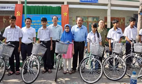 Đ/c Trương Hòa Bình, Đại tá Nguyễn Thanh Hải và các đại biểu trao tặng xe đạp cho con em đồng bào Chăm vượt khó học giỏi.