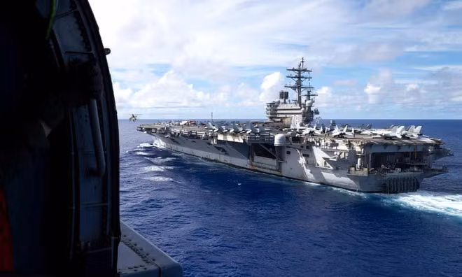 Trực thăng của quân đội Australia hạ cánh trên tàu sân bay USS Ronald Reagan của Mỹ trong hoạt động bay huấn luyện. Ảnh: Bộ Quốc phòng Australia