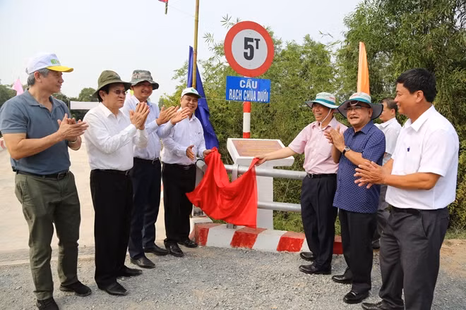Nguyên Chủ tịch nước Trương Tấn Sang và các đại biểu khánh thành cầu Rạch Chùa Dưới.