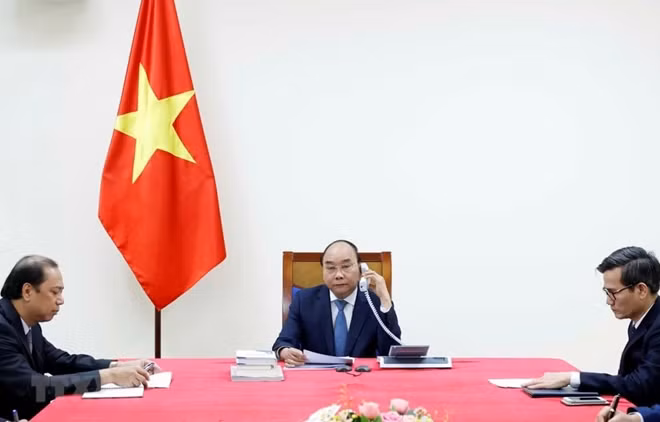 Thủ tướng Chính phủ Nguyễn Xuân Phúc điện đàm với Thủ tướng Nhật Bản Abe Shinzo. Ảnh: TTXVN