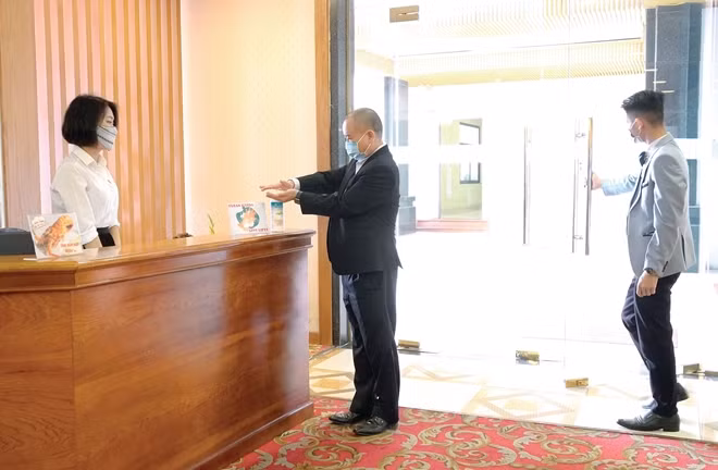Dung dịch rửa tay sát khuẩn được bố trí tại nhiều khu vực ở Phoenix Resort Bắc Ninh.