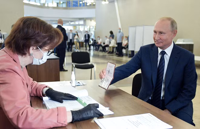 Tổng thống Putin đi bỏ phiếu hôm 1/7 ở Moscow. Ảnh: Kremlin