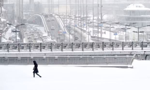 Tuyết phủ kín những con đường ở Ukraine. Ảnh: Guardian