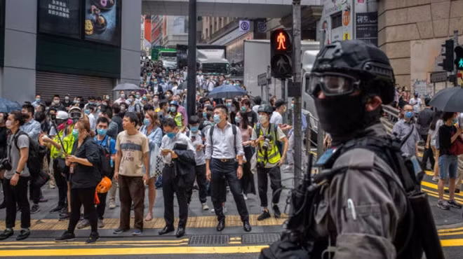 Nhân viên an ninh tại một ngã tư đông đúc ở Hong Kong. Ảnh: ITN