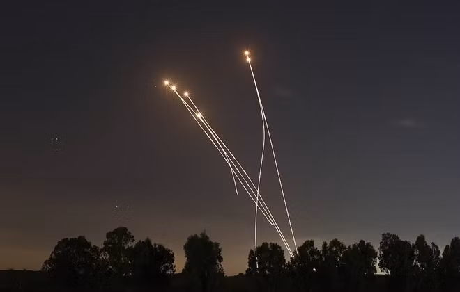 Vệt sáng tên lửa trên bầu trời Israel. Ảnh: TASS