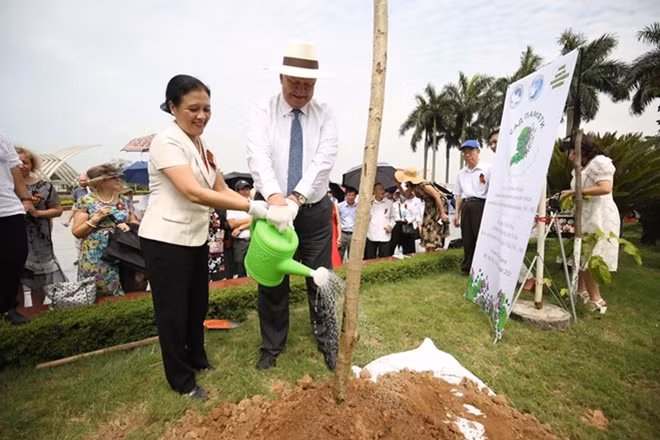 Đại sứ Nga tại Việt Nam Konstantin Vnukov; Chủ tịch Liên hiệp Các tổ chức hữu nghị Nguyễn Phương Nga tưới nước cho cây tại Công viên Hòa bình. Ảnh: TĐ