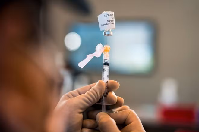 Mỹ quyết định tạm dừng tiêm vaccine Johnson & Johnson. Ảnh: AP