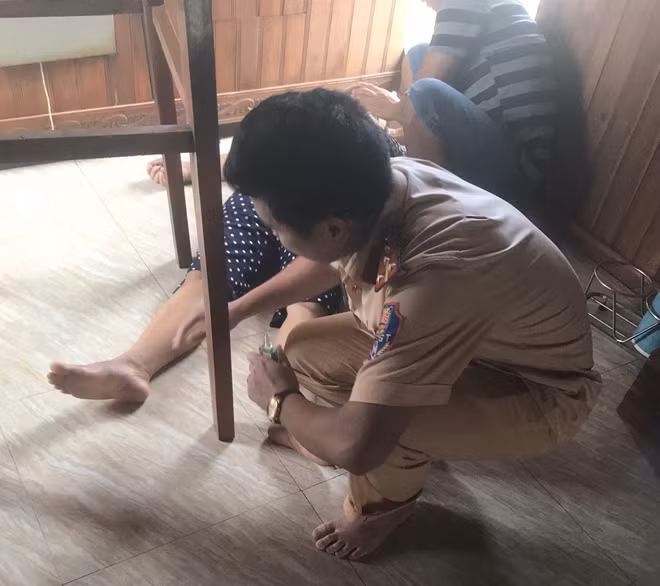 Chiến sĩ CSGT sơ cứu cho người phụ nữ.
