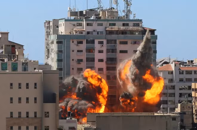 Khoảnh khắc tòa nhà Jala ở Gaza trúng tên lửa. Ảnh: AP