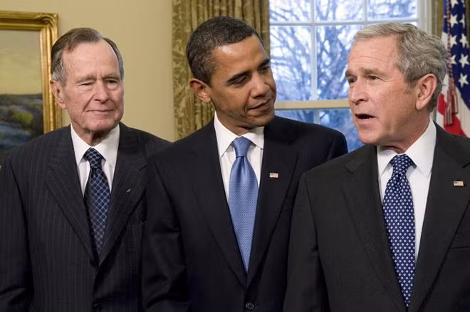 Ông Bush "cha" (trái) cùng hai vị Tổng thống Mỹ thứ 44 và 43 là Obama và Bush "con". Ảnh: Reuters
