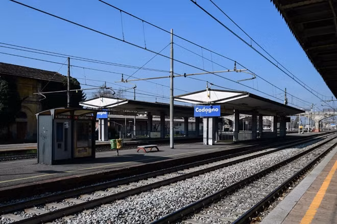 Một nhà ga tàu ở Lombardy không bóng người qua lại vì dịch Covid-19. Ảnh: Local