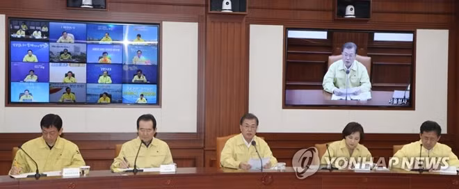 Tổng thống Hàn Quốc Moon Jae-in trong cuộc họp sáng 23/2. Ảnh: Yonhap