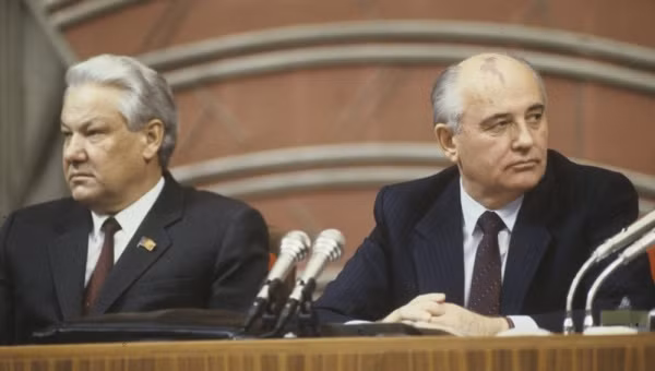 Ông Yeltsin và ông Gorbachev. Ảnh: Itn
