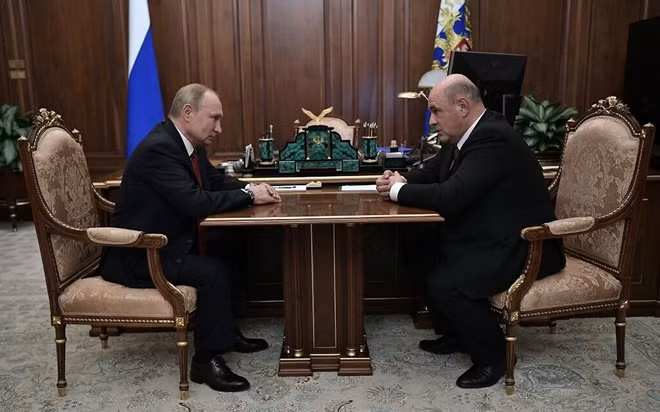 Putin cùng ông Mishustin - người được đề cử vào ghế Thủ tướng thay ông Medvedev. Ảnh: TASS