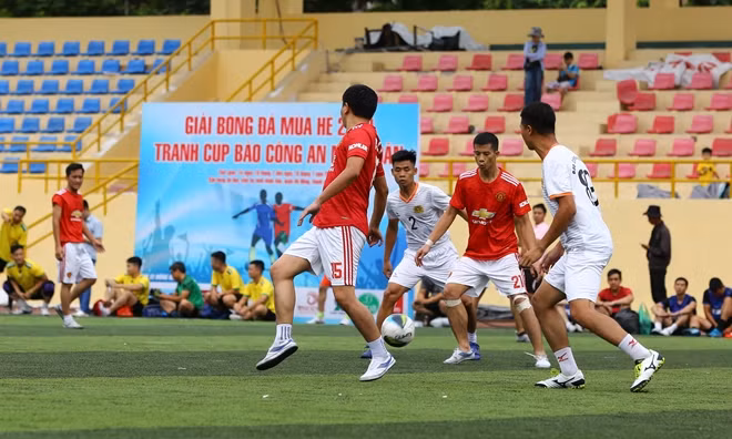Pha tranh bóng quyết liệt giữa đội bóng đá Báo CAND và đội Truyền hình ANTV.