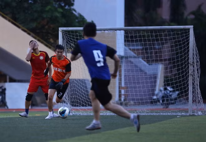Vẻ tiếc nuối của cầu thủ đội bóng Học viện ANND khi bỏ lỡ cơ hội ghi thêm bàn thắng vào lưới đội Ban Thời sự Truyền hình Việt Nam.
