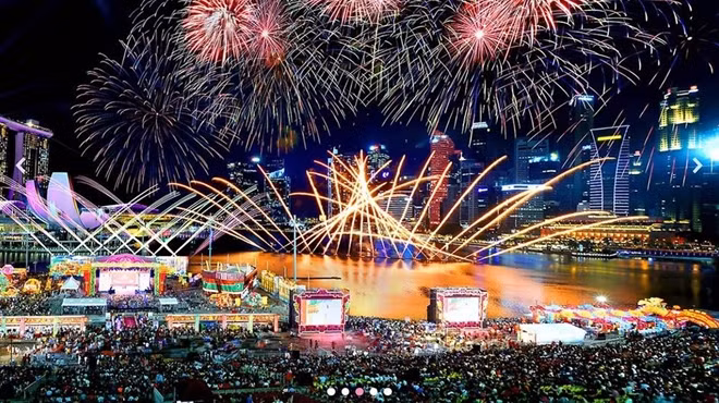 Màn bắn pháo hoa độc đáo và hoành tráng ở River Hongbao. Ảnh: ITN