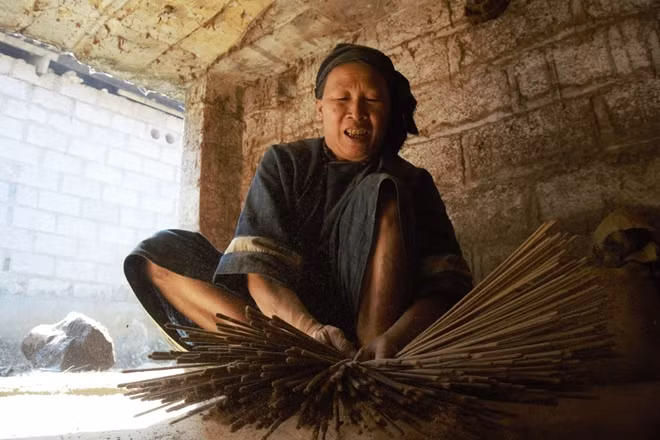 Các công đoạn làm hương được những bàn tay khéo léo thực hiện.