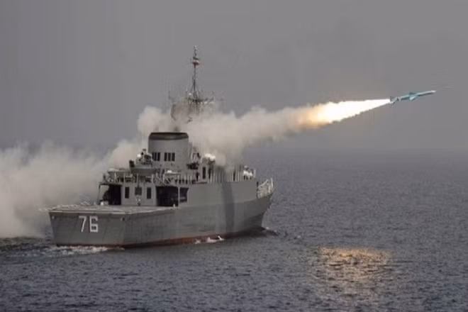 Tàu Iran khai hỏa tên lửa vào mục tiêu. Ảnh: ITN