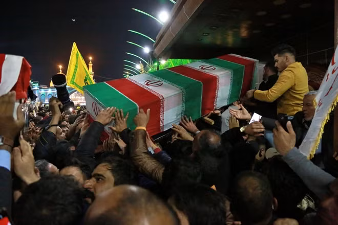 Đồng thời với việc thương tiếc tướng Soleimani, nhiều người dân Iran đã hô lớn khẩu hiệu phản đối Mỹ vì đã không kích sát hại ông. "Iran có 80 triệu dân. Dựa trên con số này, chúng ta muốn huy động 80 triệu USD cho ai có thể lấy đầu của Tổng thống Trump", một người hô lớn trong đoàn tuần hành, theo Al Arabiya.