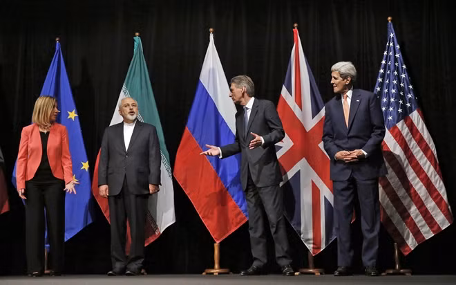 Ngoại trưởng các nước ký JCPOA trao đổi vào năm 2015. Ảnh: AP