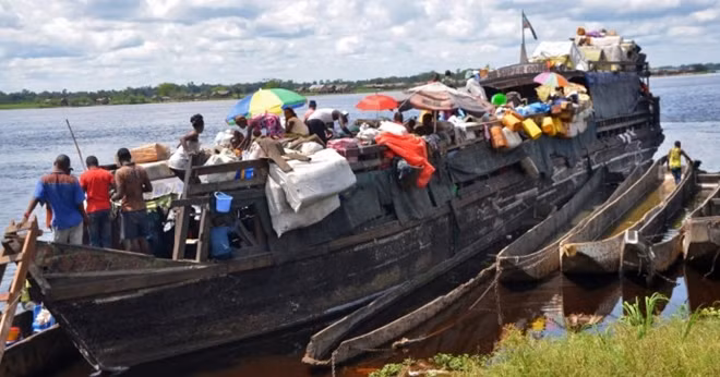 Một con thuyền cũ chất đầy đồ đạc và người ở Congo. Ảnh: FR24
