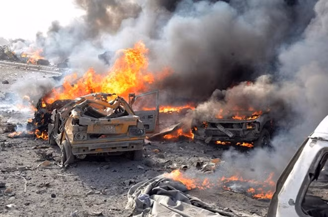 Hiện trường một vụ nổ bom ở Syria. Ảnh: Reuters