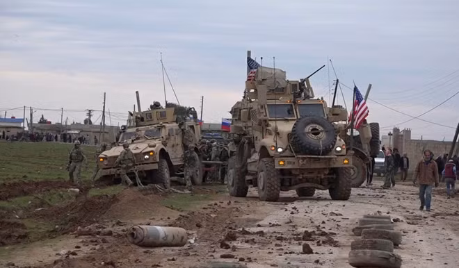 Thiết giáp Mỹ phải quay đầu do không được lính Nga cho phép đi qua một trạm kiểm soát ở Syria. Ảnh: ITN
