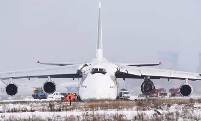 Chiếc An-124 nằm ở sân bay sau sự cố. Ảnh: ITN
