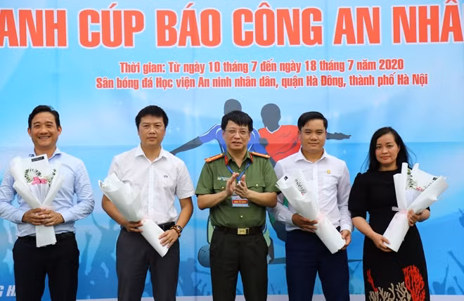 Đại tá Phạm Khải tặng hoa cảm ơn các đơn vị đồng hành cùng giải đấu.