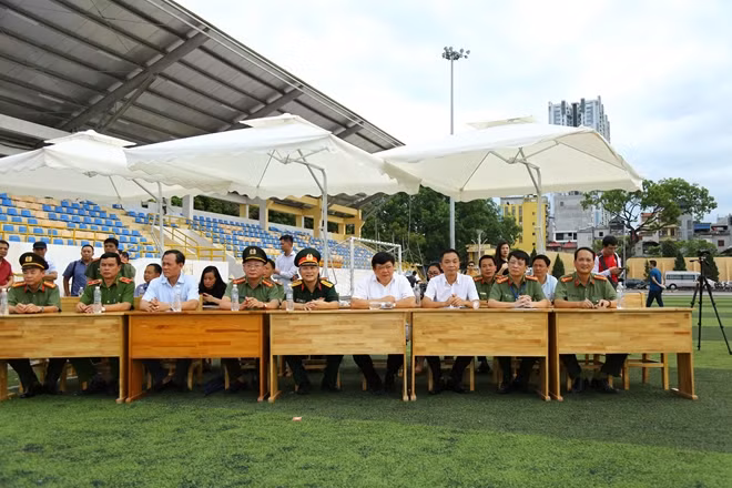 Các đại biểu tham dự Lễ Khai mạc Giải bóng đá mùa Hè 2020 tranh Cúp Báo CAND.